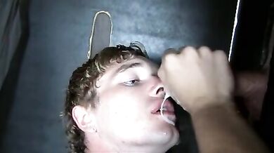 Frocio succhia cazzi dal buco