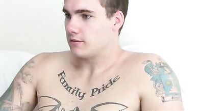 Frocio succhia cazzi dal buco