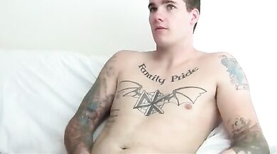 Frocio succhia cazzi dal buco