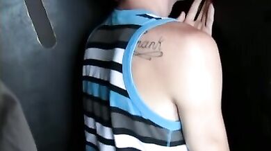 Frocio succhia cazzi dal buco