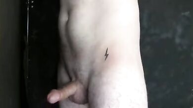 Frocio succhia cazzi dal buco