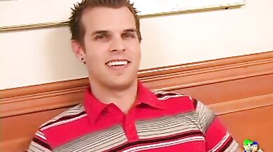 Muscoloso attivo tromba un culo gay