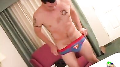 Muscoloso attivo tromba un culo gay