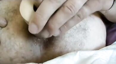 Uomo peloso si masturba il culo