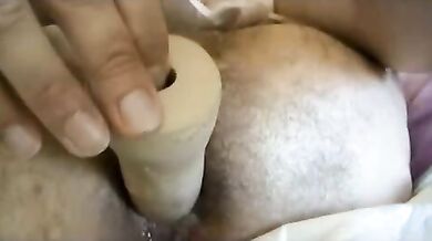 Uomo peloso si masturba il culo