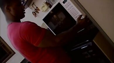 Sesso interrazziale in cucina