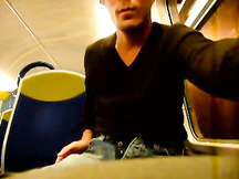 Gay si masturba in treno