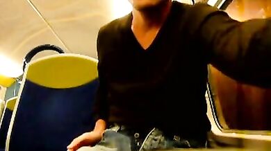 Gay si masturba in treno