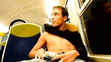 Gay si masturba in treno