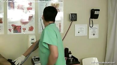 Dottore gay tocca cazzi