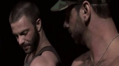 Tanti muscoli e sperma gay