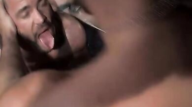 Tanti muscoli e sperma gay