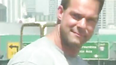 Papà gay scopa in pubblico