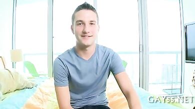 Bel figo gay succhia cazzo nero