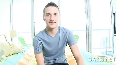 Bel figo gay succhia cazzo nero