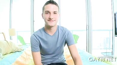 Bel figo gay succhia cazzo nero