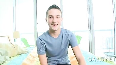 Bel figo gay succhia cazzo nero