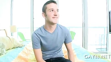 Bel figo gay succhia cazzo nero