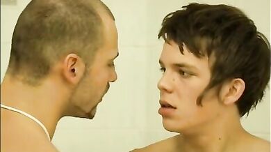 Orgia gay con bukkake