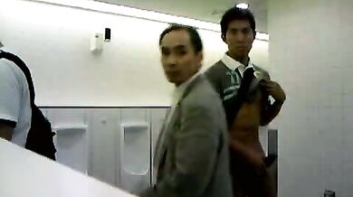 Ragazzo asiatico gay esibizionista