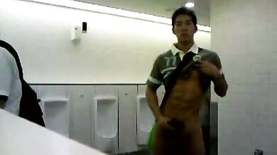 Ragazzo asiatico gay esibizionista