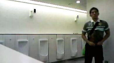 Ragazzo asiatico gay esibizionista