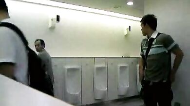 Ragazzo asiatico gay esibizionista