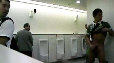 Ragazzo asiatico gay esibizionista