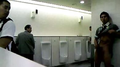 Ragazzo asiatico gay esibizionista