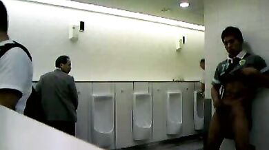 Ragazzo asiatico gay esibizionista