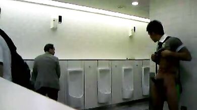 Ragazzo asiatico gay esibizionista