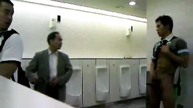 Ragazzo asiatico gay esibizionista