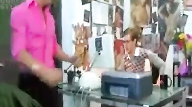 Secchione gay lecca un culo