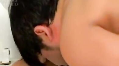 Secchione gay lecca un culo