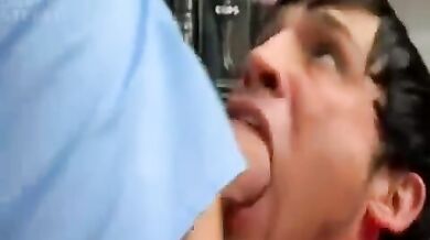 Secchione gay lecca un culo