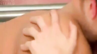 Secchione gay lecca un culo