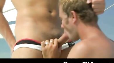 Gay scopano sulla barca a vela