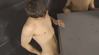 Gloryhole per ragazzino gay