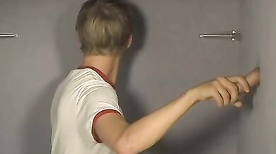 Gloryhole per ragazzino gay