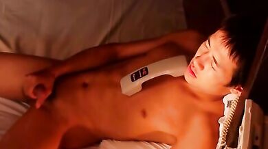 Porco gay si eccita al telefono