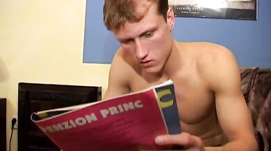 Ragazzo attivo scopa il culo di un frocetto