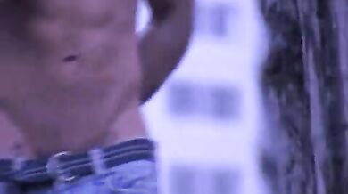 Gay masturbazione davanti alla tv