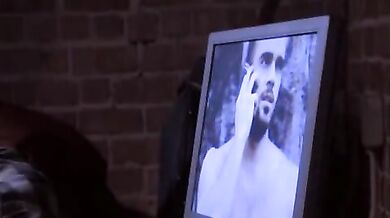 Gay masturbazione davanti alla tv