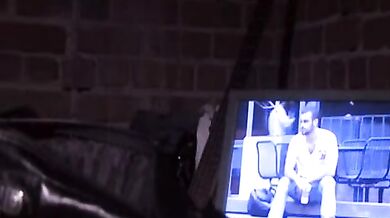 Gay masturbazione davanti alla tv