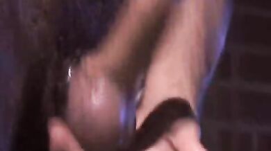 Gay masturbazione davanti alla tv