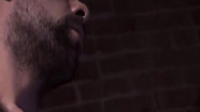 Gay masturbazione davanti alla tv