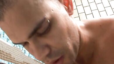 Sesso gay in piscina