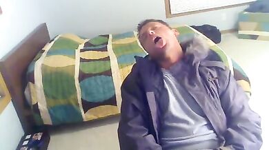 Ragazzo alternativo si masturba