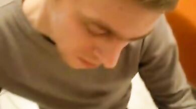 Ragazzo biondo pompinaro