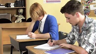 Ragazzo biondo nerd gay